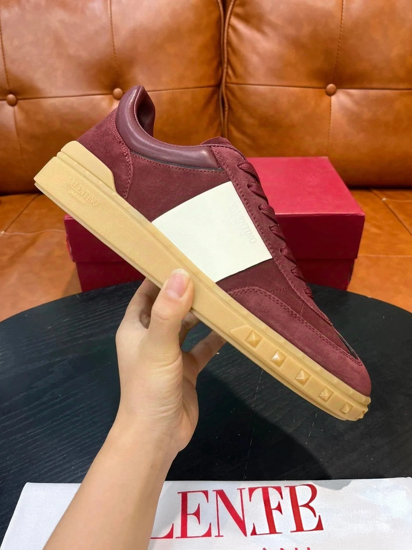 Factory price: 438💰VALENTINO GARAVANI U men's shoes💰VILLAGE couple's style👫low-top sneakers, screen printed VALENTINO GARAVANI LOGO embossed rivets decorated on the rubber soles on the tongue. Stylish and good-looking🤩. Comfortable and stylish on the feet, full of fashion🫢. size: 38-44 (men’s size 38.45 is non-refundable)